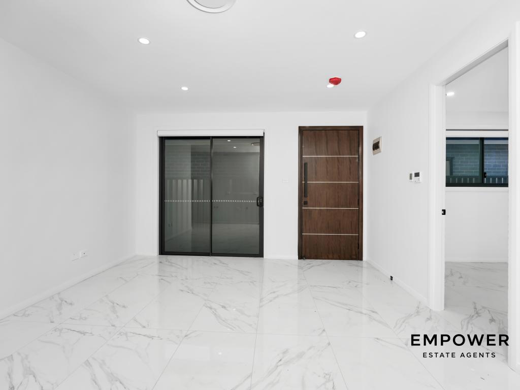 8A DAYRL ST, CLAYMORE, NSW 2559