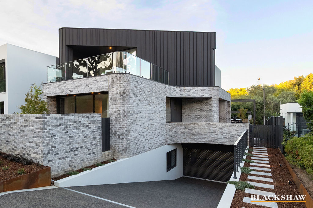 71A NATIONAL CCT, DEAKIN, ACT 2600