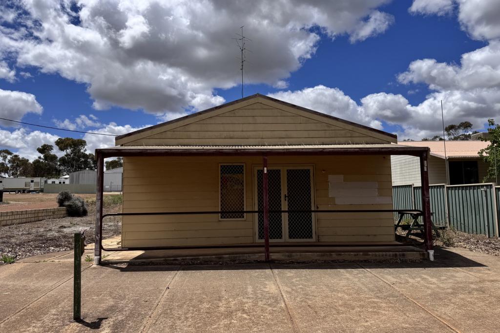 16 Railway St, Calingiri, WA 6569