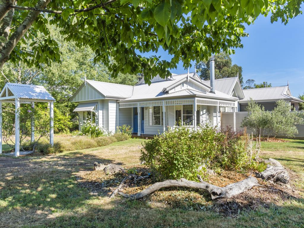 4 Nutfield Cl, Woodend, VIC 3442