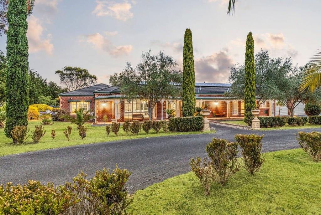 8 Kestrel Cres, Mount Duneed, VIC 3217