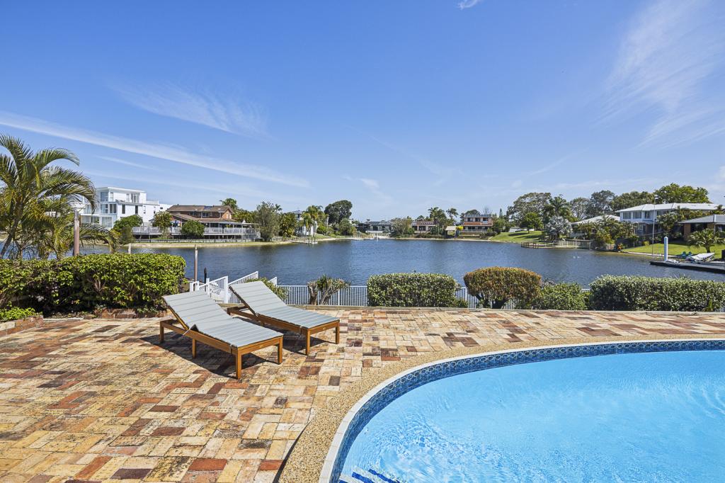 7 Weatherly Ave, Mermaid Waters, QLD 4218