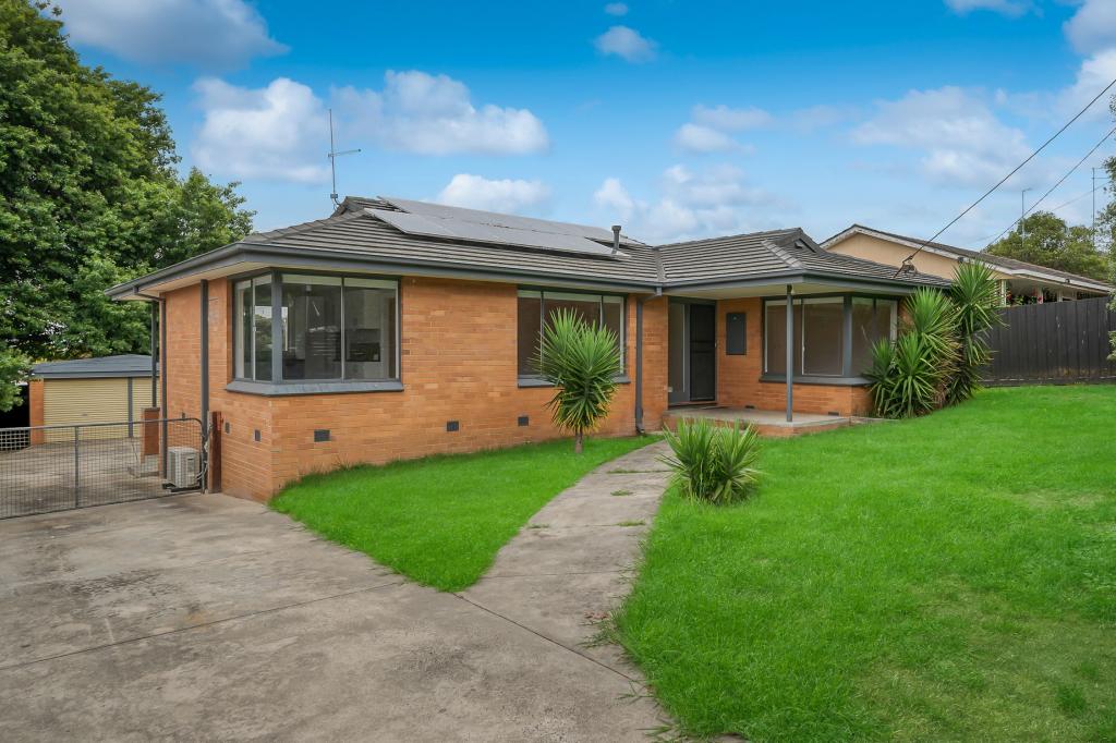 11 LEONARD CT, PAKENHAM, VIC 3810