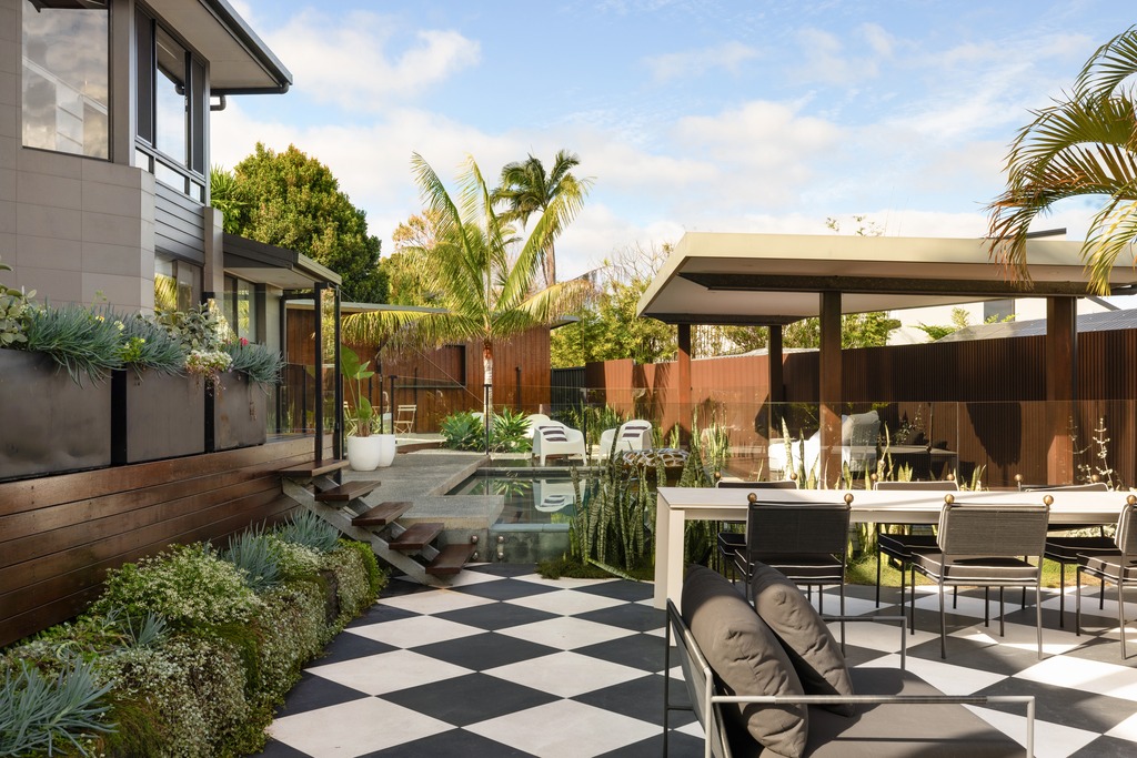 8 Mina Pl, Southport, QLD 4215