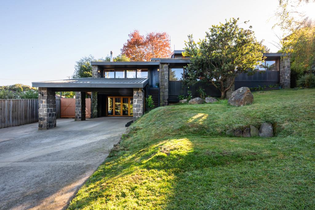 87 CENTRAL SPRINGS RD, DAYLESFORD, VIC 3460