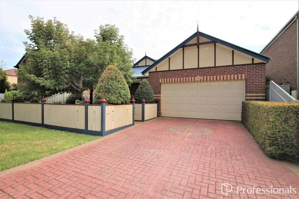 7 Wendouree Pde, Caroline Springs, VIC 3023