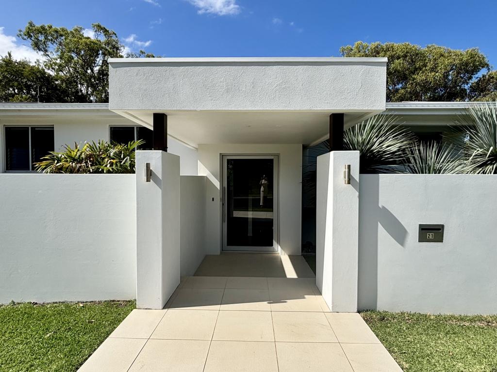 21 BEACH RD, SAPPHIRE BEACH, NSW 2450