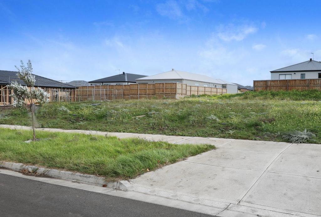 10 RUBRUM RD, SUNBURY, VIC 3429