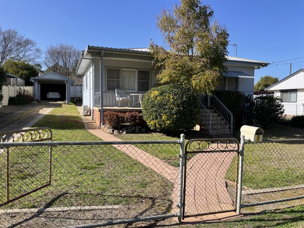 7 Chapman St, Cowra, NSW 2794