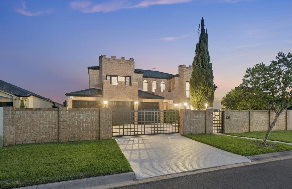 16 Rebholz Drive, Benowa Waters, Benowa, QLD 4217