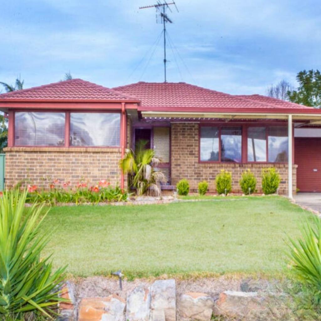 10 STOKE CRES, SOUTH PENRITH, NSW 2750