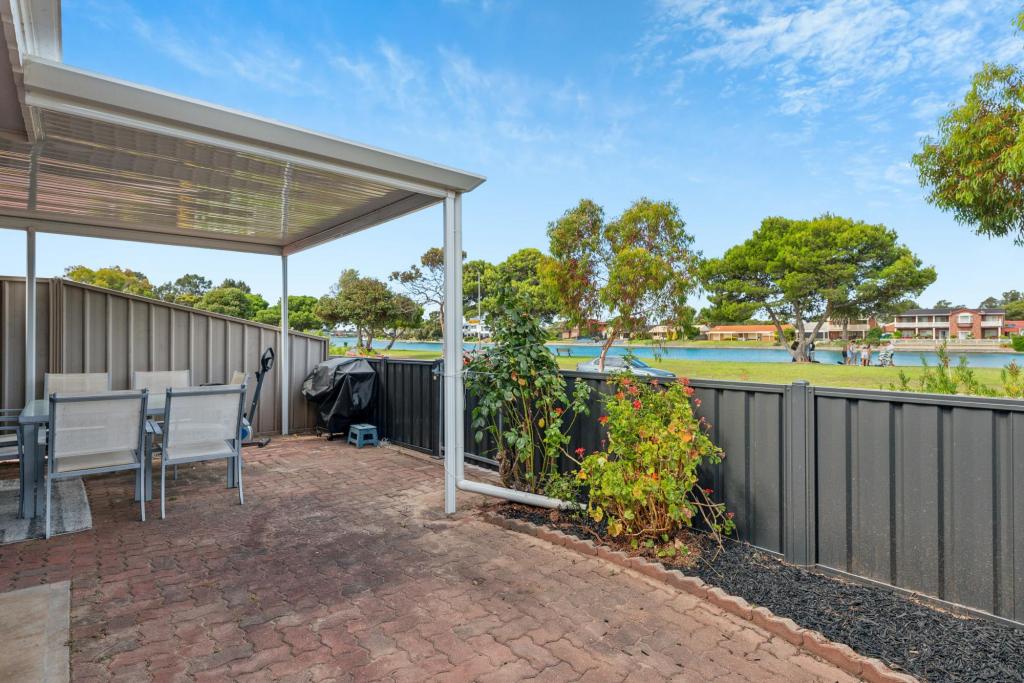 2/1 Moorea Ct, West Lakes, SA 5021