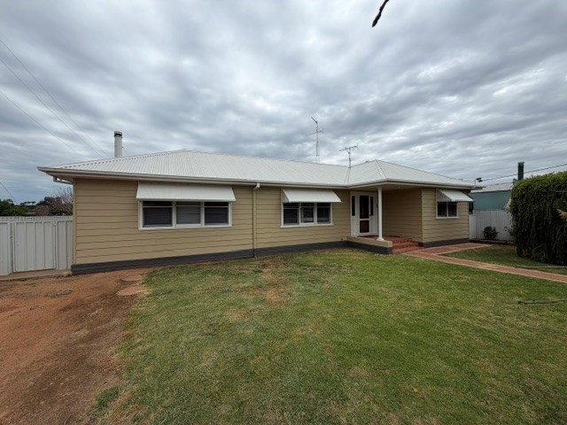 18 HEBDEN ST, LOCKHART, NSW 2656