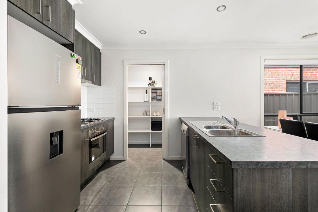 6 Oscar Cct, Roxburgh Park, VIC 3064