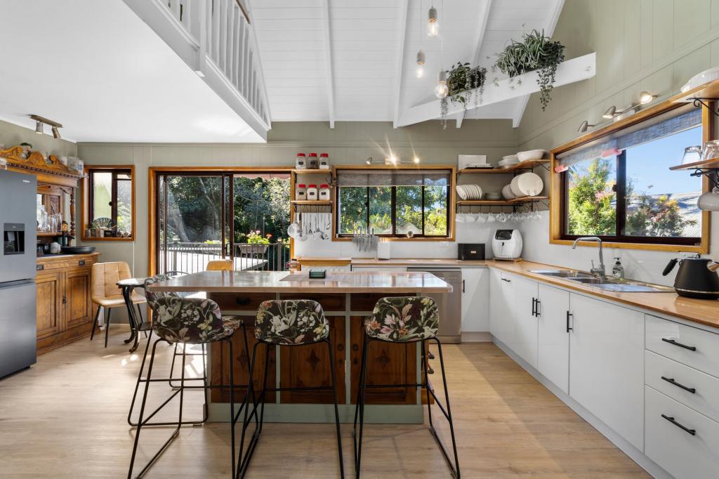 11 Stradbroke Ave, Tamborine Mountain, QLD 4272