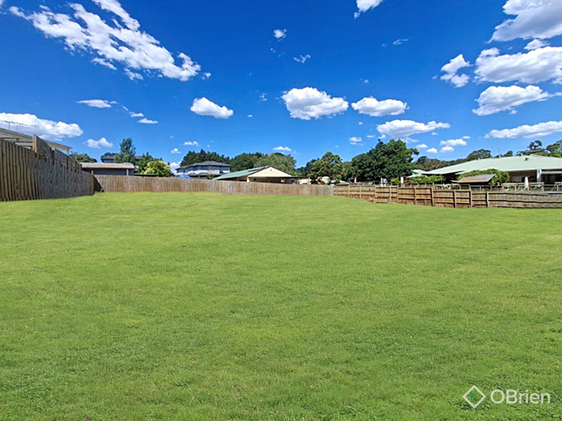 14 ZEALANDIA RD E, CROYDON NORTH, VIC 3136