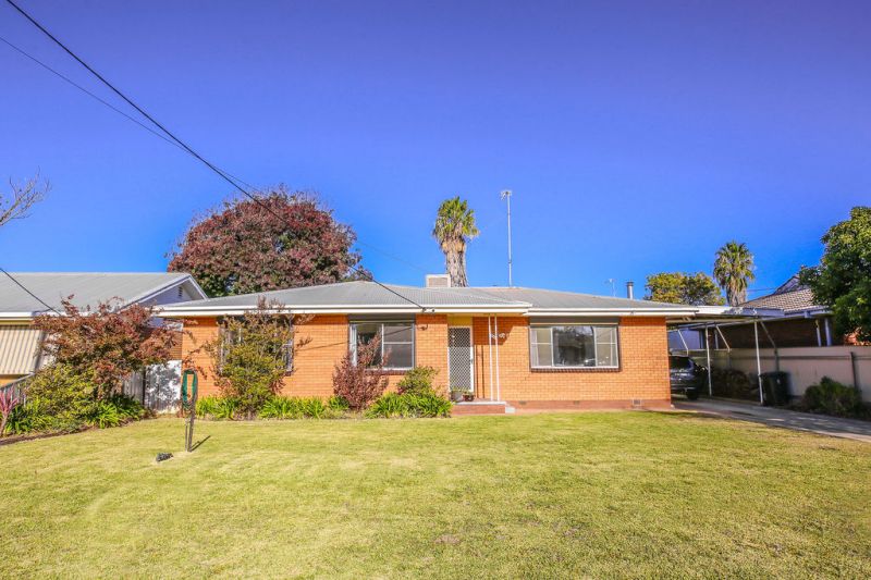 136 DICK ST, DENILIQUIN, NSW 2710