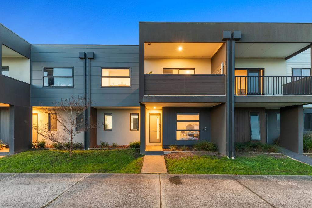 10/12 STURT CT, OFFICER, VIC 3809