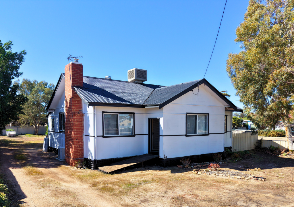 16 Hinckley St, Kellerberrin, WA 6410