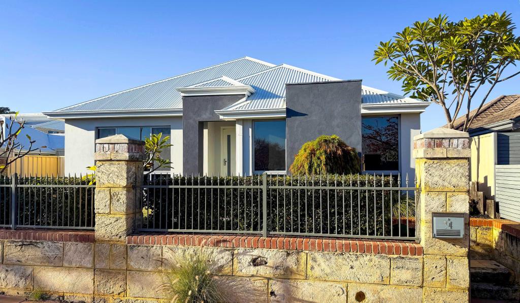 34 Pexton Dr, South Guildford, WA 6055