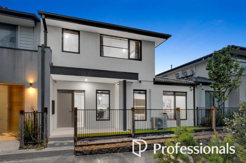11 HUGHES LANE, OFFICER, VIC 3809