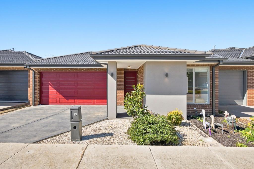 19 Ironstone St, Cranbourne East, VIC 3977