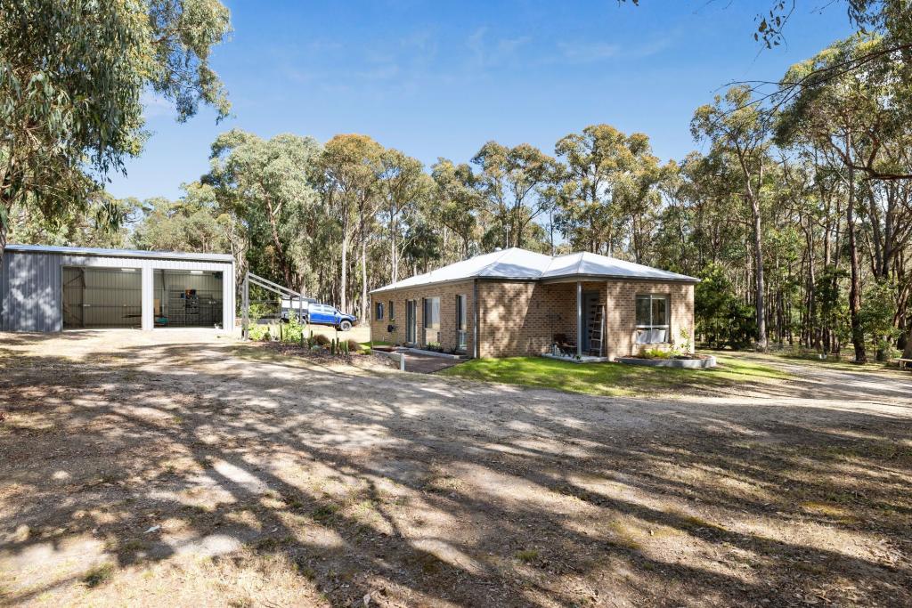 17 Cochrane Dr, Snake Valley, VIC 3351