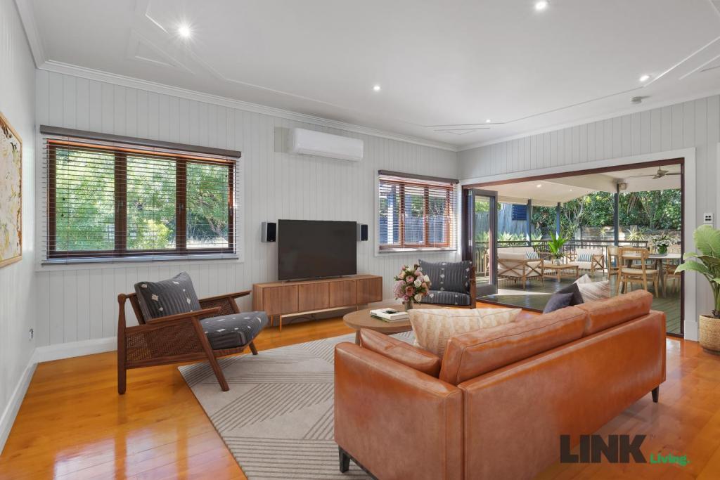 16 Vimy St, Bardon, QLD 4065