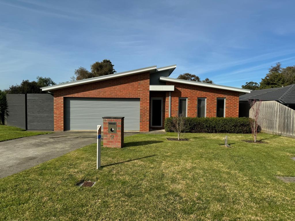 9 CHARLWOOD CT, DROUIN, VIC 3818