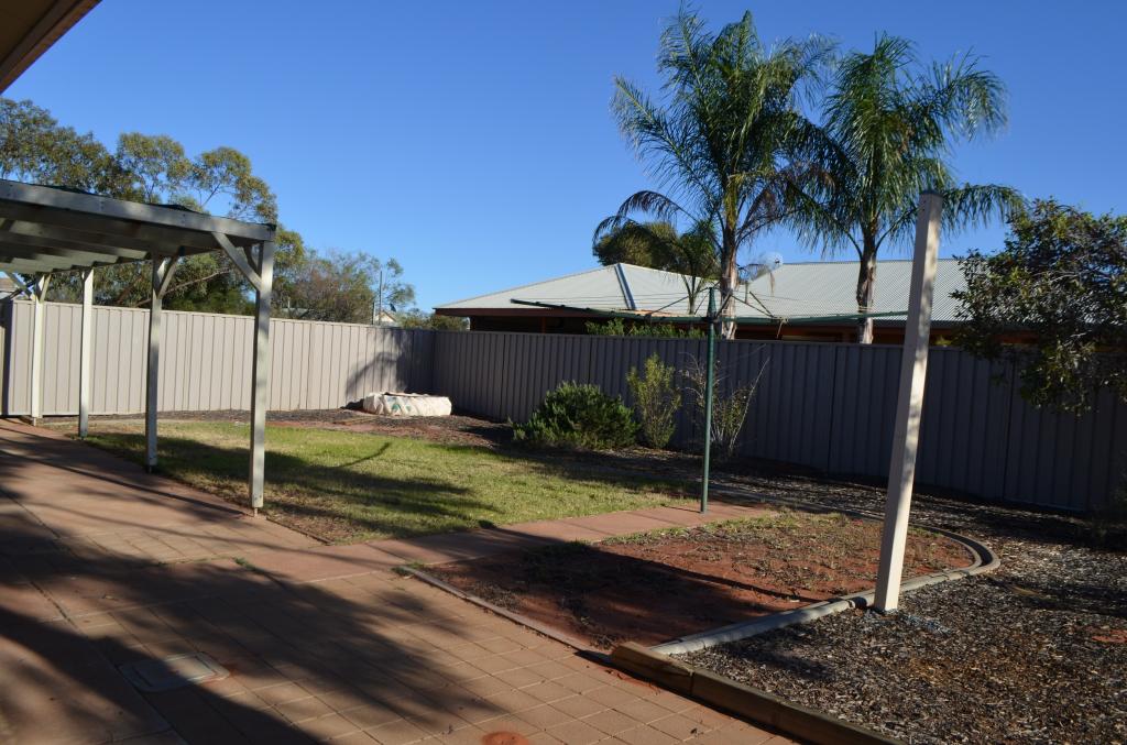 11 QUANDONG ST, ROXBY DOWNS, SA 5725