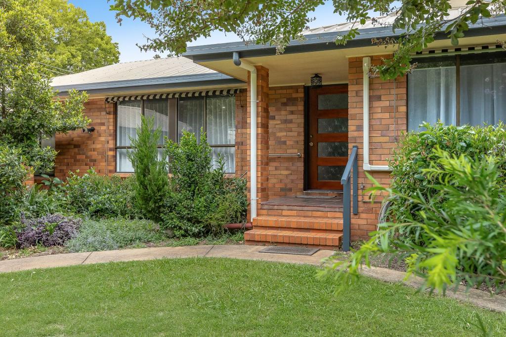 42 Aberdeen St, Rangeville, QLD 4350