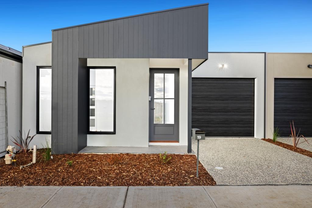 19 NEOCLASSIC ST, DEANSIDE, VIC 3336
