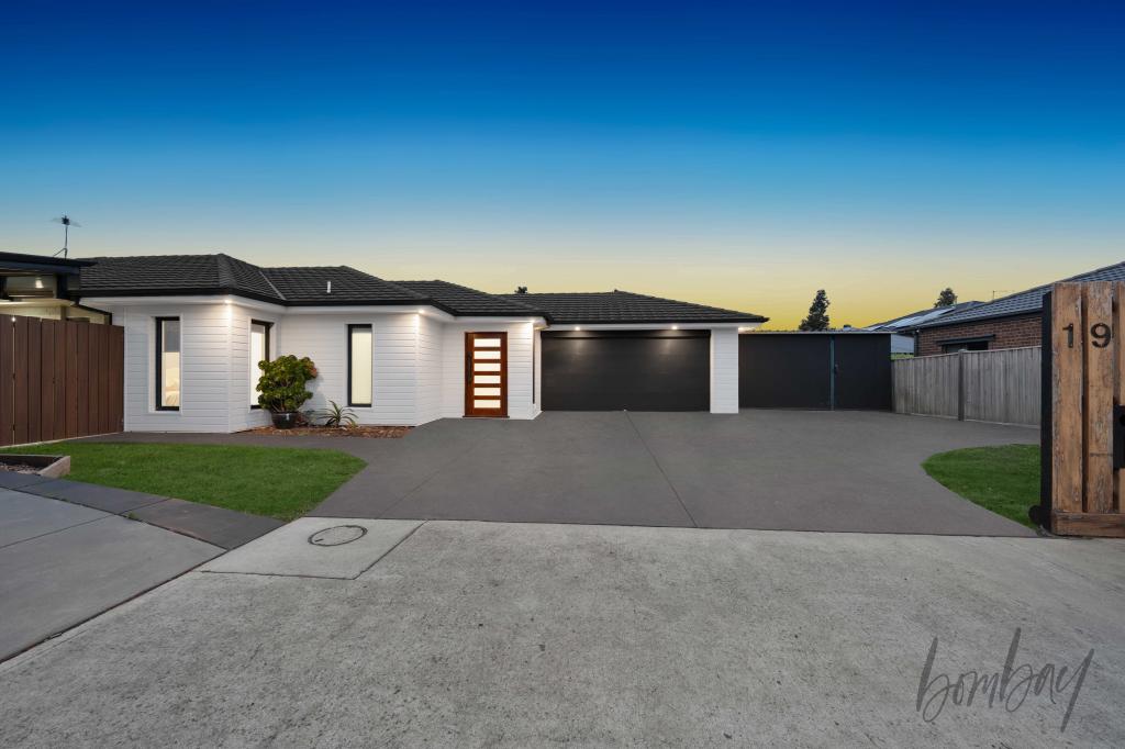 19 CHAMBLY DR, MICKLEHAM, VIC 3064