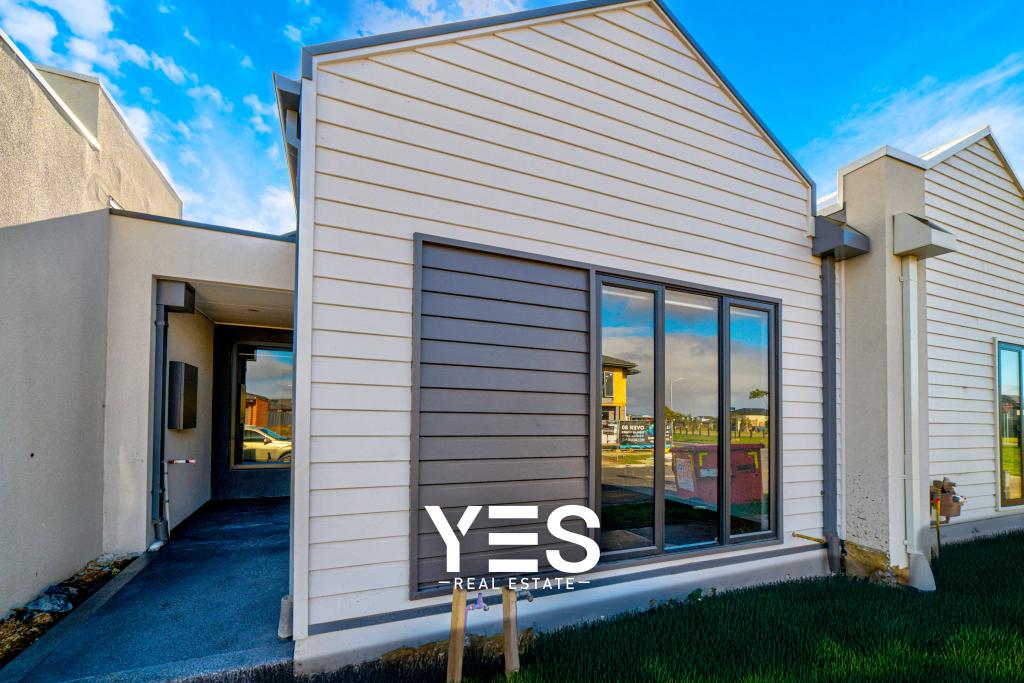 11 Sojourn St, Clyde North, VIC 3978