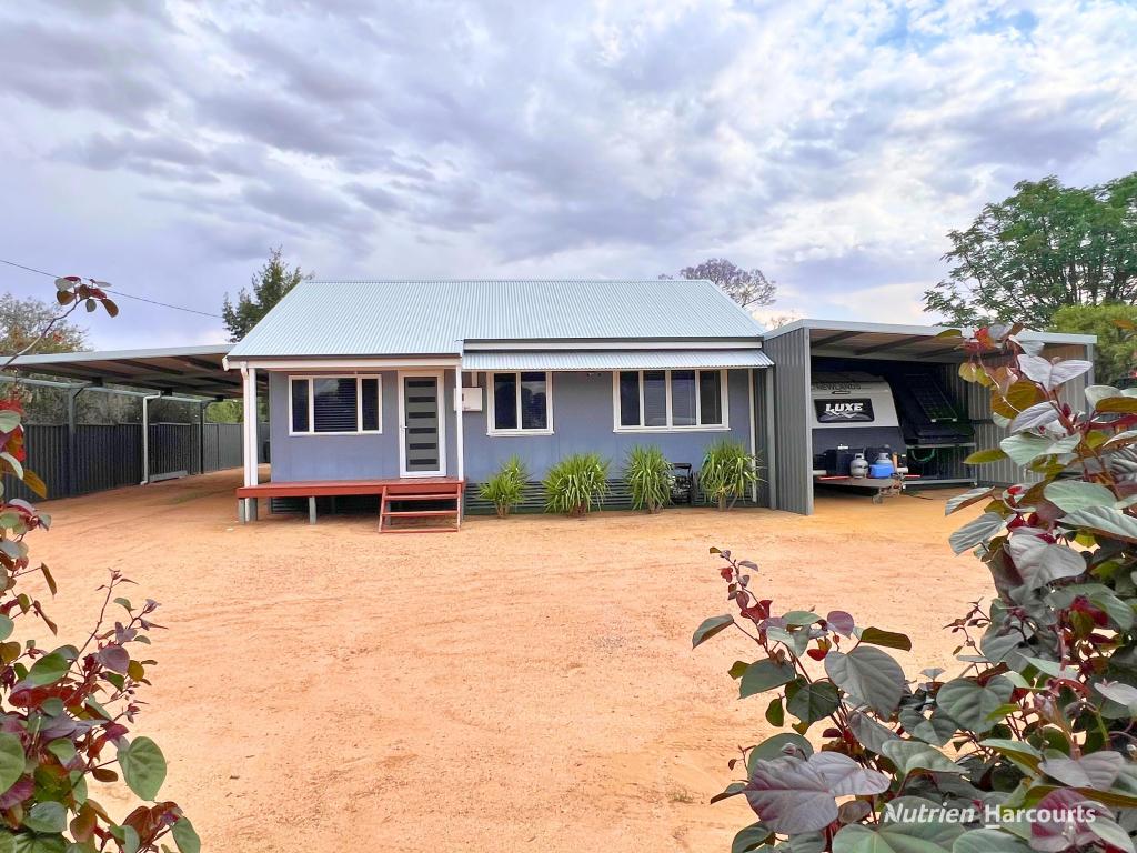 83 Kitchener Rd, Merredin, WA 6415