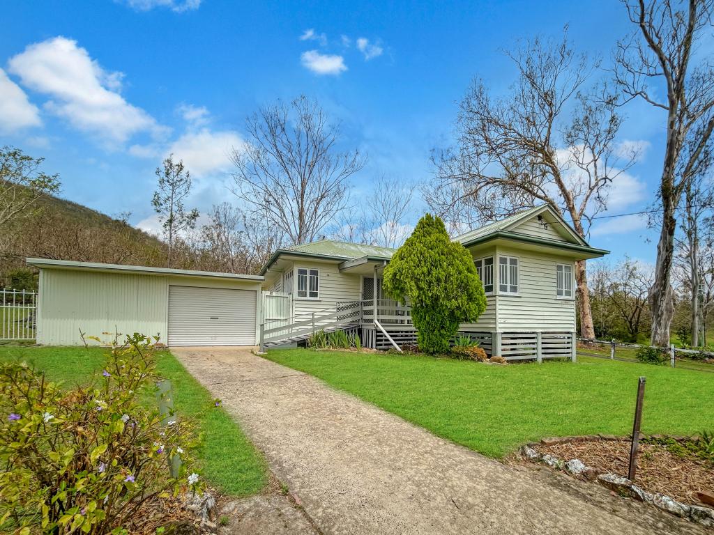 28 East St, Esk, QLD 4312