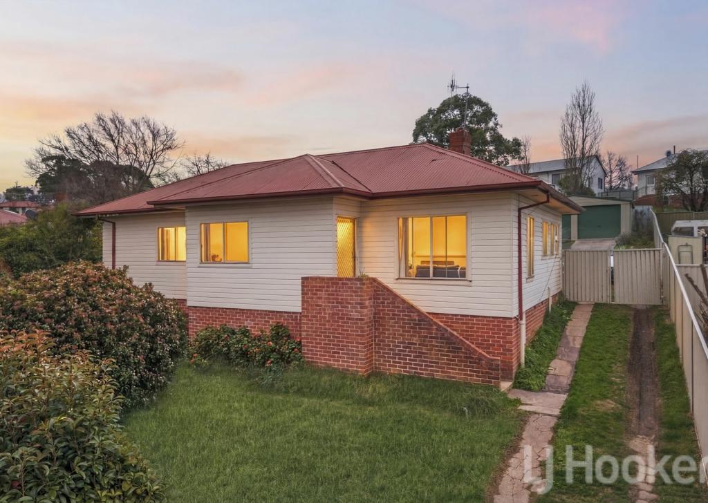 9 PARNHAM ST, WEST BATHURST, NSW 2795
