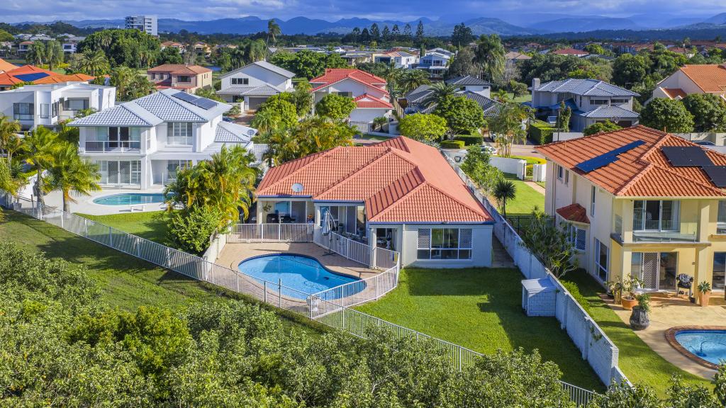 18 Meadowlake Dr, Carrara, QLD 4211