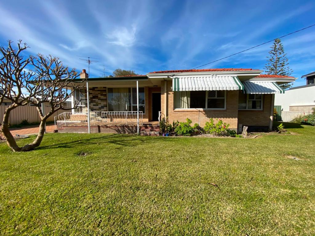 19 Dolphin Rd, West Busselton, WA 6280