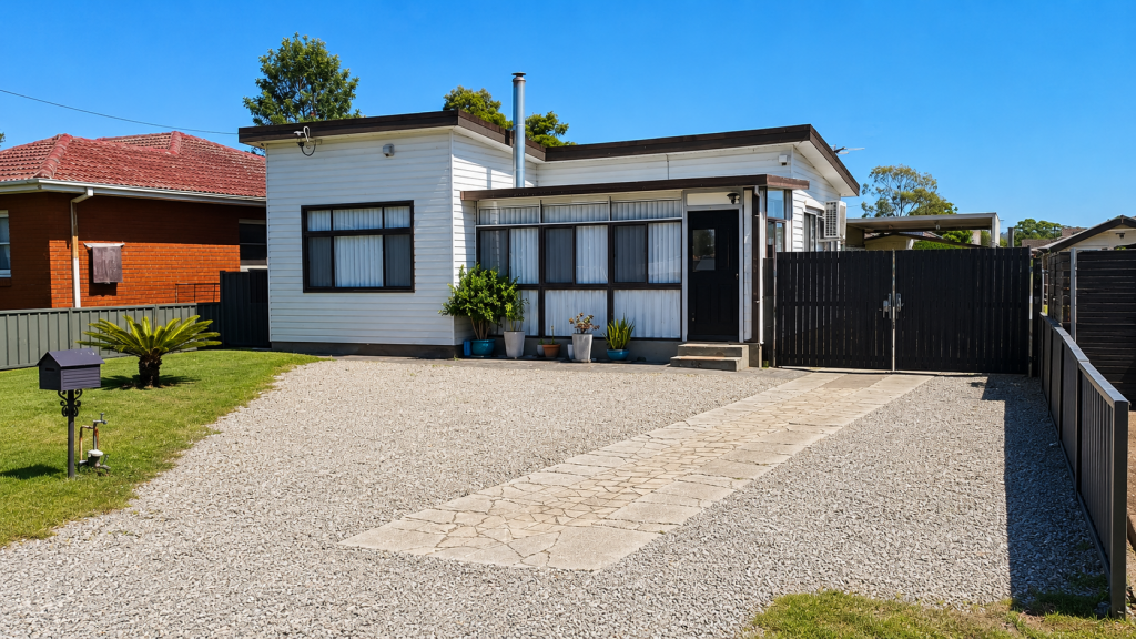 18 Parkland Ave, Macquarie Fields, NSW 2564