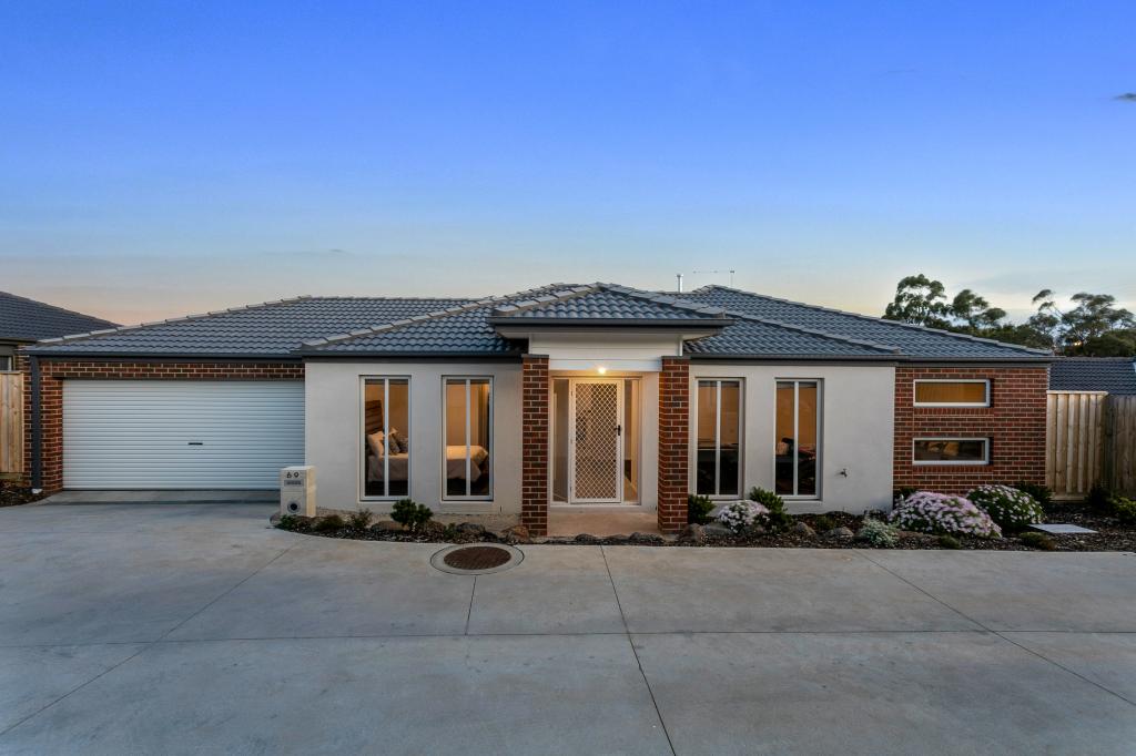 69 Coach Cct, Pakenham, VIC 3810