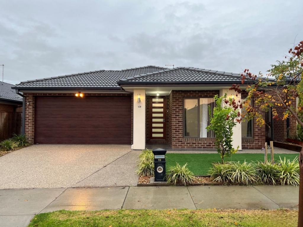 19 Rathberry Cct, Clyde North, VIC 3978
