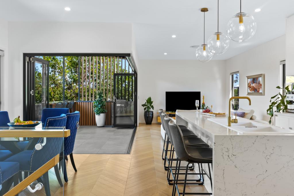 2/8 Wilson St, Labrador, QLD 4215