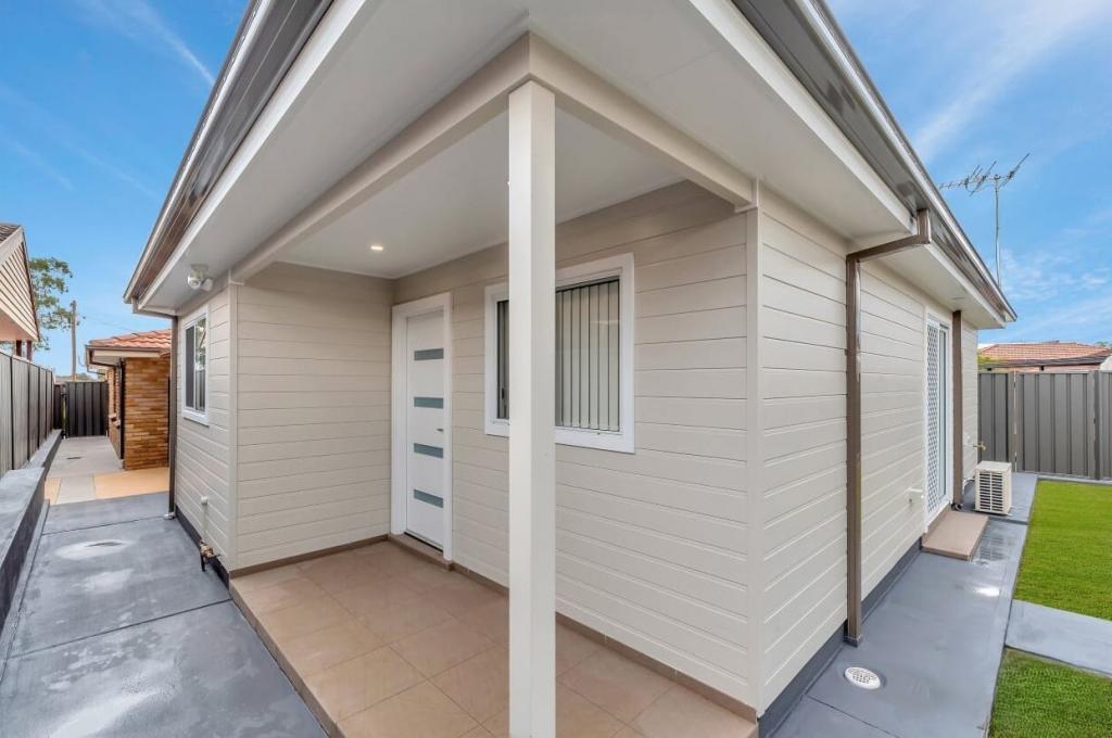 12a Hope Cres, Bossley Park, NSW 2176