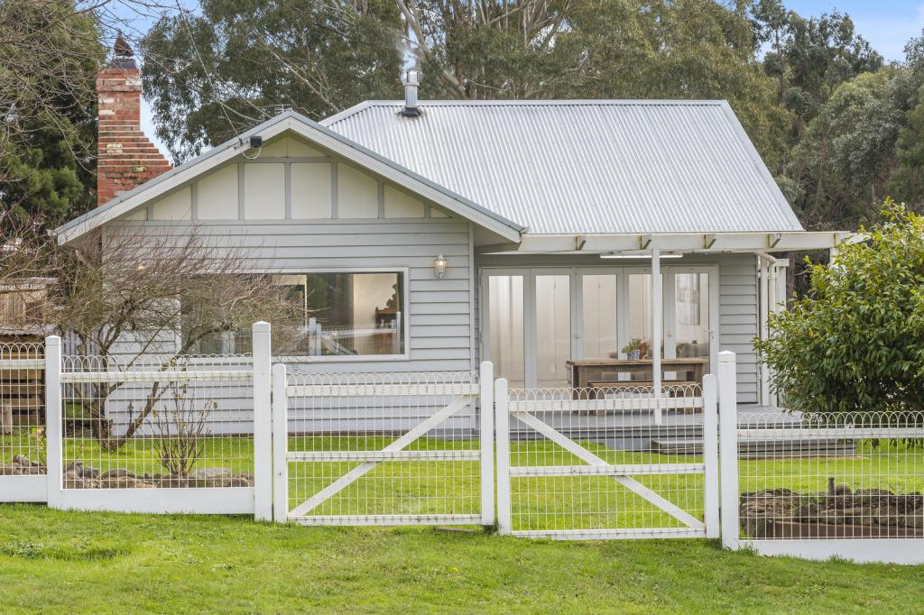 131 Quarry Rd, Woodend, VIC 3442
