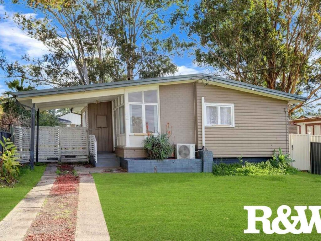 42 Mindanao Ave, Lethbridge Park, NSW 2770