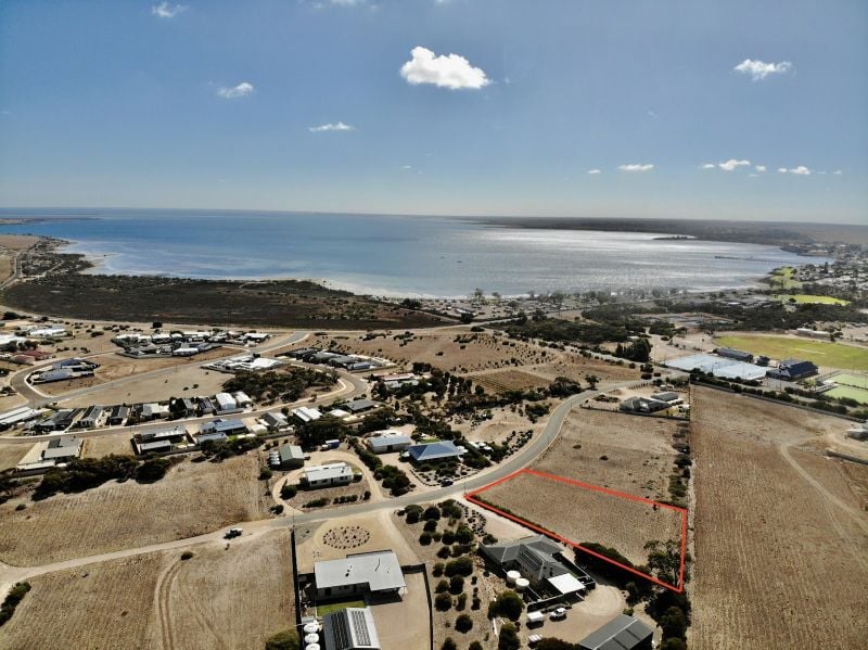 8 Anastasia Ave, Streaky Bay, SA 5680