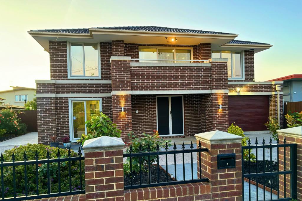 13 VIEWBANK RD, MOUNT WAVERLEY, VIC 3149