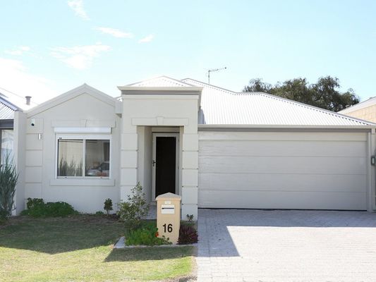16 VIGNERONS LOOP, HOCKING, WA 6065