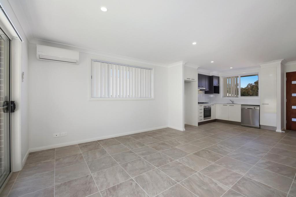 2/11 Diploma Dr, Thrumster, NSW 2444